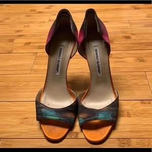 MANOLO BLAHNIK peep toe pump.